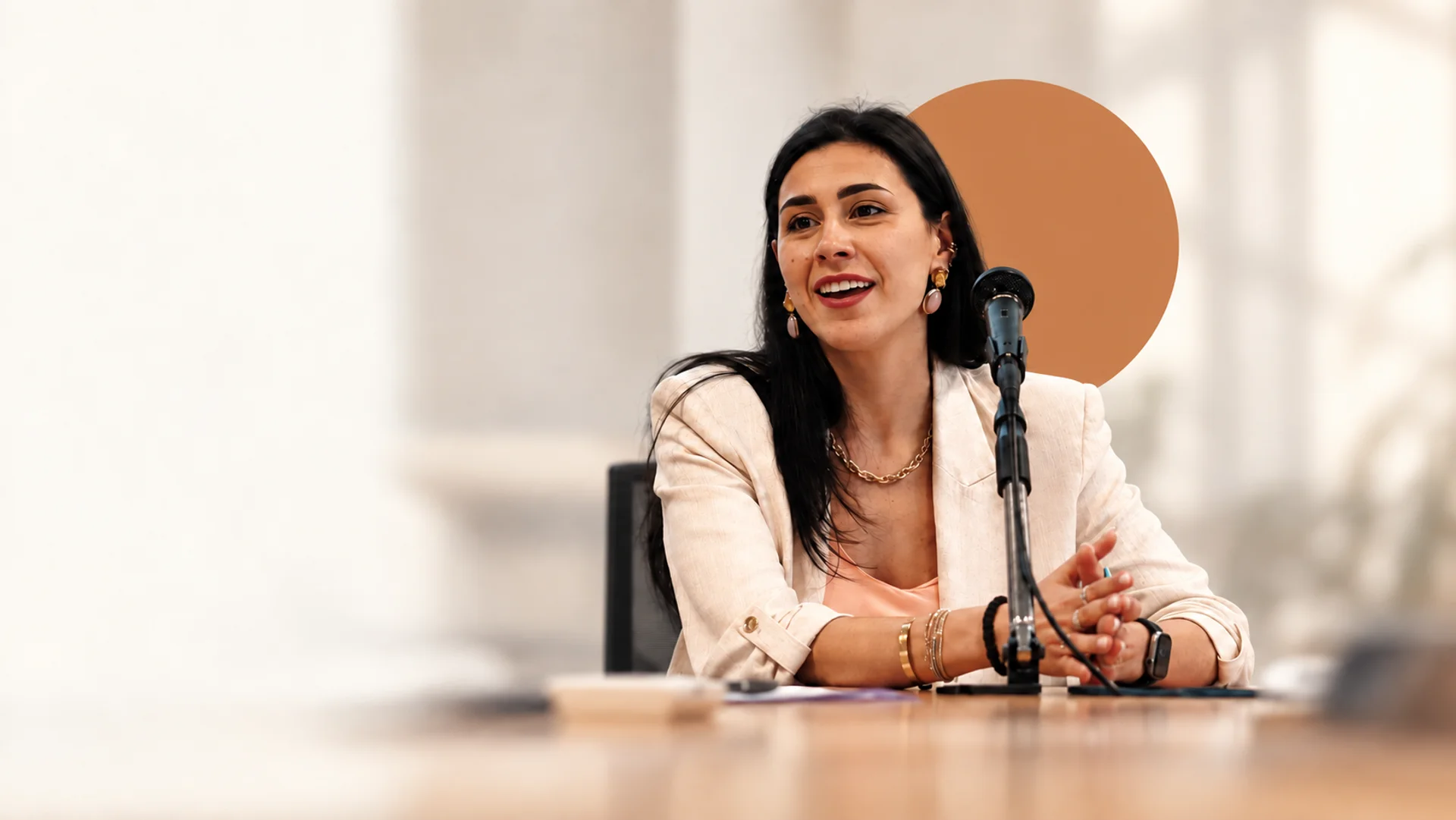 Sara Romano durante un intervento, seduta al microfono